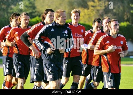 Luca Toni (L-R), Martin Demichelis, Daniel van Buyten, coach Juergen Klinsmann, Tim Borowski, Landon Donovan, Christian Lell and Franck Ribery of German Bundesliga soccer club Bayern Munich are pictured during a training session at ?Zabeel Club? in Dubai, United Arab Emirates, 07 January 2009. Munich prepares for the second half of the season in a training camp at the Persian Gulf 