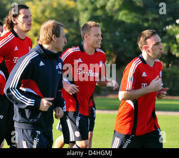 Daniel van Buyten (L-R), coach Juergen Klinsmann, Christian Lell and Franck Ribery of German Bundesliga soccer club Bayern Munich are pictured during a training session at ?Zabeel Club? in Dubai, United Arab Emirates, 07 January 2009. Munich prepares for the second half of the season in a training camp at the Persian Gulf until 13 January 2009. Photo: Stefan Puchner