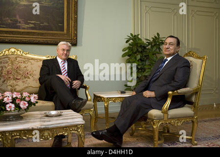 German Foreign Minister Frank-Walter Steinmeier (L) meets Egyptian President Hosni Mubarak for talks in Cairo, Egypt, 10 January 2009. Steinmeier will also meet with his Egyptian counterpart Gheit and Palestinian President Abbas later on Saturday before continuing his visit to the Middle East with talks with the Israeli government on Saturday and Sunday. Photo: Arno Burgi