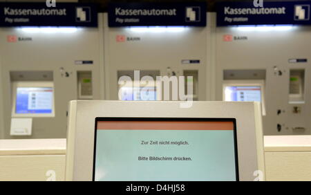 The message on a ticket machine display reads ?Currently unavailable. Please press screen.? at a Deutsche Bahn (DB) travel centre of the central station in Hamburg, Germany, 14 January 2009. A breakdown of the DB computer system has led to national delays and a great deal of annoyance amongst DB customers. Due to a network failure, ticket machines were out of service, while custome Stock Photo