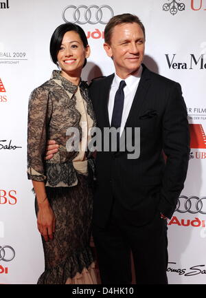 British actor Daniel Craig and his girlfriend Satsuki Mitchell arrive at the 36th German Film Ball at Bayerischer Hof in Munich, Germany, 17 January 2009. The proceeds of the glamorous event are bestowed upon the German emergency assistance for film artists. Photo: Tobias Hase Stock Photo