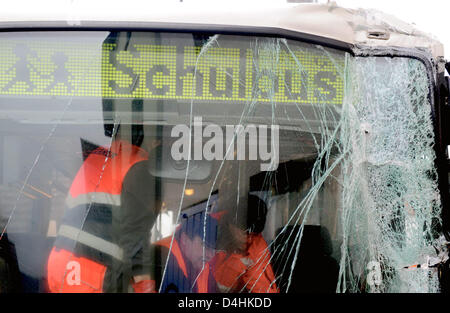 Workers retrieve a school bus that crashed into a house despite slow driving in Tulba, Germany, 20 January 2009. The bus holding 50 children drove slow but skidded on the icy road and crashed into a wall of a house. Photo: MARCUS FUEHRER Stock Photo