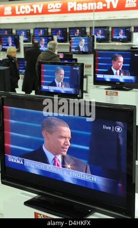 Arrays of tv screens show the swearing-in ceremony of US President Barack Obama at a consumer electronics store in Hanover, Germany, 20 January 2009. Photo: Jochen Luebke Stock Photo