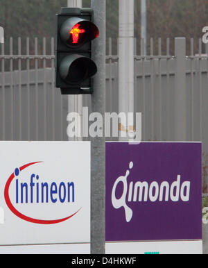 (dpa file)- This file picture shows a red traffic light on the entrance of the crisis-ridden memory chip producer Qimonda in Dresden, Germany, 18 December 2008. The memory chip producer Qimonda, a subsidiary of Infineon, filed for insolvency at the local court in Munich, a spokeswoman of the local court told German Press Agenca dpa on 23 January 2009. Photo: Matthias Hiekel Stock Photo