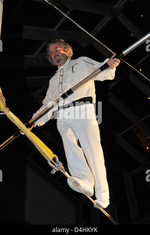 High-wire artist Falko Traber walks a tightrope at the film premiere of ?Man On Wire - The Tightrope? at the cinema ?Harmonie? in Freiburg, Germany, 23 January 2009. The documentary tells the story of French Philippe Petit, who walked a tightrope between the Twin Towers (the world?s two highest towers at that time) of the World Trade Centre in New York, USA on 07 August 1974. Photo Stock Photo