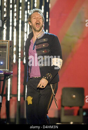 Chris Martin, singer of British band ?Coldplay?, performs during the German TV show ?Wetten, dass...?? (literally: I bet, that...) at Baden-Arena in Offenburg, Germany, 24 January 2009. The last time the TV show took place in Offenburg was in 1995. After the conferment of Germany?s Bambi awards in November 2008, the TV show is the second media mega event for Offenburg within just a Stock Photo