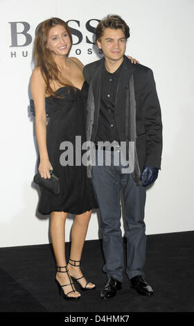 Actor Emile Hirsch and his girlfriend Lucila Valdivia pose ahead of the ?Hugo Boss? fashion show which kicked off the Berlin Fashion Week in Berlin, Germany, 28 January 2009. Photo: Soeren Stache Stock Photo