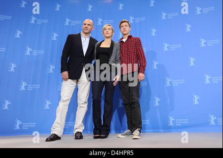 British actor Ralph Fiennes (L-R), British actress Kate Winslet and German actor David Kross pose at the photocall of their film ?The Reader? at the 59th Berlin International Film Festival in Berlin, Germany, 06 February 2009. The film runs out of competition, a total of 18 films compete for the Silver and Golden Bears of the 59th Berlinale. Photo: Rainer Jensen Stock Photo