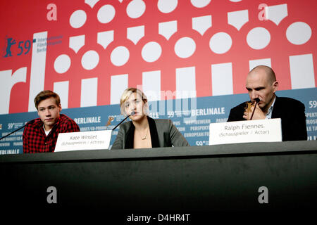 (L-R) German actor David Kross, and British actors Kate Winslet and Ralph Fiennes pictured during the press conference on their film ?The Reader? at the 59th Berlin International Film Festival in Berlin, Germany, 06 February 2009. The film runs out of competition, a total of 18 films compete for the Silver and Golden Bears of the 59th Berlinale. Photo: Arno Burgi Stock Photo