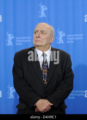 French filmmaker Claude Chabrol poses during a photo call on his film ?Bellamy? at the 59th Berlin International Film Festival in Berlin, Germany, 07 February 2009. The film runs in the Berlinale Special section, a total of 18 films compete for the Silver and Golden Bears of the 59th Berlinale. Photo: JOERG CARSTENSEN Stock Photo