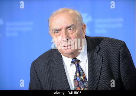 French filmmaker Claude Chabrol poses during a photo call on his film ?Bellamy? at the 59th Berlin International Film Festival in Berlin, Germany, 07 February 2009. The film runs in the Berlinale Special section, a total of 18 films compete for the Silver and Golden Bears of the 59th Berlinale. Photo: JOERG CARSTENSEN Stock Photo