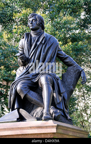 London, England, UK. Statue of Robert Burns (Scottish poet, 1759-96) in Victoria Embankment Gardens (1884, Sir John Steele) Stock Photo