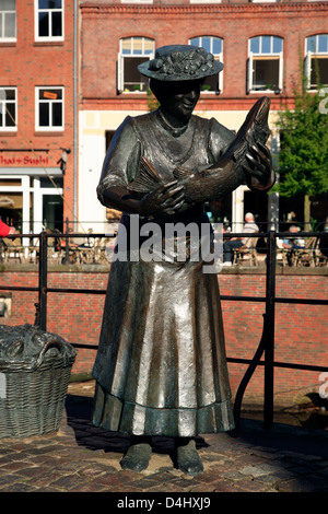 Altes Land, Stade, fisher woman in the old harbor, Bronze sculpture, Lower Saxony, Germany Stock Photo