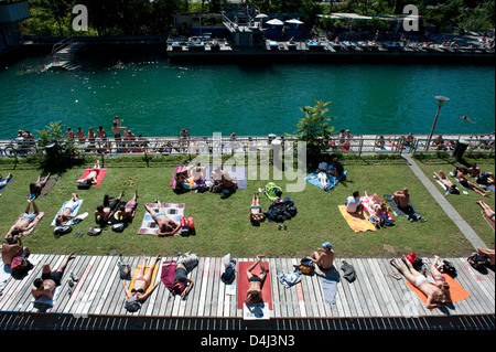 Zurich, Switzerland, tourists Flussbad Unterer Letten on the banks of the Limmat Stock Photo