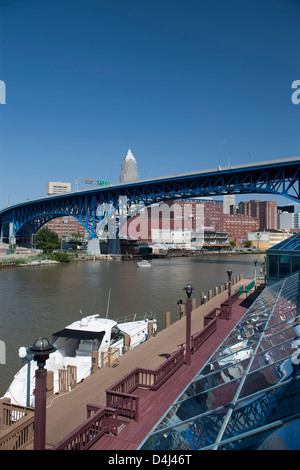 MEMORIAL SHOREWAY BRIDGE OVER CUYAHOGA RIVER THE FLATS DOWNTOWN SKYLINE CLEVELAND OHIO USA Stock Photo