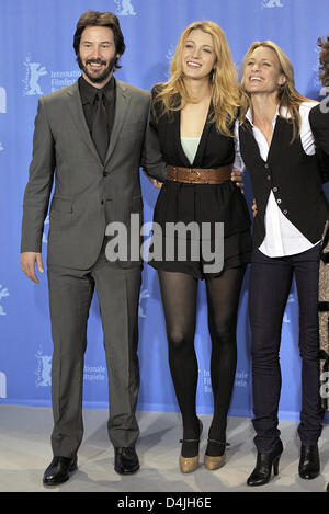 US actors Keanu Reeves (L-R), Blake Lively and Robin Wright Penn pose at the photocall for their film ?The private lives of Pippa Lee? at the 59th Berlin International Film Festival in Berlin, Germany, 09 February 2009. The film runs in the Competition, a total of 18 films compete for the Silver and Golden Bears of the 59th Berlinale. Photo: Gero Breloer Stock Photo