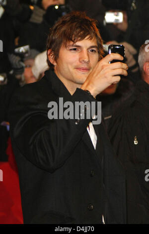 US-actor Ashton Kutcher arrives for the premiere of ?Happy Tears? during the 59th Berlin International Film Festival in Berlin, Germany, 11 February 2009. The film is among 18 films competing for the Silver and Golden Bear awards at the 59th Berlinale. Photo: Hubert Boesl Stock Photo