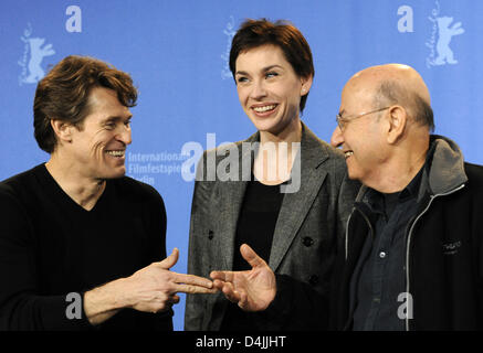 US actor Willem Dafoe (L-R), German actress Christiane Paul and Greek director Theo Angelopoulos pose at the photocall for their film ?The dust of time? at the 59th Berlin International Film Festival in Berlin, Germany, 12 February 2009. The film runs out of competition in the Competition section, a total of 18 films compete for the Silver and Golden Bears of the 59th Berlinale. Ph Stock Photo