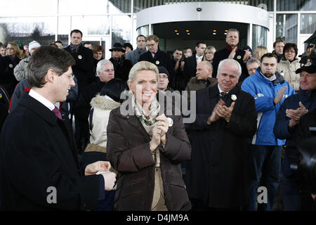 Maria-Elisabeth Schaeffler (C), owner of auto supplier Schaeffler Group, welcomes demonstrators at the plant gate in Herzogenaurach, Germany, 18 February 2009. A few thousand employees gathered to demand interim aid by the federal government for the indebted supplier. Schaeffler seemed touched by her employees? efforts and thanked them for their support with tearful eyes. Photo: Da Stock Photo