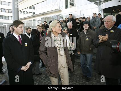 Maria-Elisabeth Schaeffler (C), owner of auto supplier Schaeffler Group, welcomes demonstrators at the plant gate in Herzogenaurach, Germany, 18 February 2009. A few thousand employees gathered to demand interim aid by the federal government for the indebted supplier. Schaeffler seemed touched by her employees? efforts and thanked them for their support with tearful eyes. Photo: DA Stock Photo