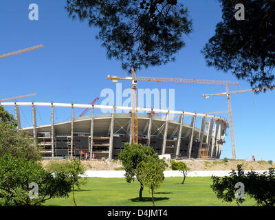 The picture shows the building site of the Green Point Stadium for the FIFA Soccer World Cup 2010 in Green Point, a suburb of Cape Town, South Africa, 17 February 2009. The new stadium is being erected on a site currently used as a golf course of Metropolitan Golf Club. This club will be closed and moved further west by the end of February 2009. Photo: Ursula Dueren Stock Photo
