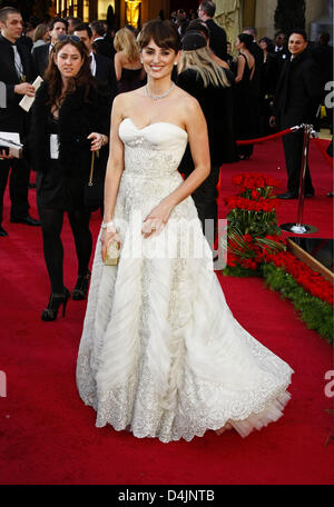 Penélope Cruz arrives on the red carpet for the 97th Academy Awards in ...