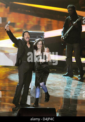 US singer Lionel Richie (L) and Swiss singer Stefanie Heinzmann seen on stage during the ?Echo Music Award 2009? at ?O2-World? in Berlin, Germany, 21 February 2009. Richie was awarded for his lifework, Heinzmann for best rock/pop artist. Echos were awarded in 27 categories. Photo: Jens Kalaene Stock Photo