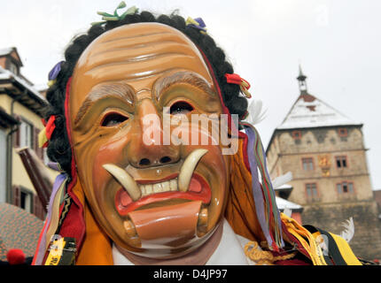 A ?Federa-Hannes?, a traditional masked carnival figure, seen during the traditional ?Rottweiler Narrensprung? Shrove Monday parade, Germany, 23 February 2009. On Shrove Monday tens of thousands carnival goers celebrate in the streets of Duesseldorf, Cologne and other carnival strongholds. Photo: PATRICK SEEGER Stock Photo