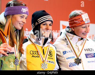 Germany's Kathrin Hoelzl (C), Slovenia's Tina Maze ( L) and Finland's Tanja Poutiainen pose with their medals at the medals ceremony for the Women's Giant Slalom competition during the Alpine Skiing World Championships in Val d'Isere, France, 12 February 2009. Germany's Kathrin Hoelzl finished ahead of Slovenia's Tina Maze and Finland's Tanja Poutiainen. Photo: KARL JOSEF HILDENBRA Stock Photo