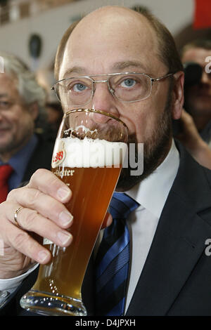 Martin Schulz, top candidate of the Social Democrats (SPD) for the Elections to the European Parliament and the Chairman of the Party of European Socialists (PES), raises a toast during the Ash Wednesday convention of the Bavarian SPD, also referred to as political Ash Wednesday, in Vilshofen, Germany, 25 February 2009. Photo: DANIEL KARMANN Stock Photo