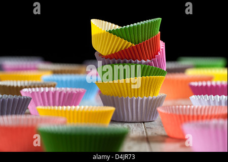 Failed flat muffins disaster, cupcakes in paper pan liners lying on black baking  tray on table, many sweet treats with apples Stock Photo - Alamy