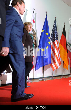 German Chancellor Angela Merkel (R) greets Governor of US state California Arnold Schwarzenegger prior to the opening ceremony of CeBIT 2009 at the Congress Centre in Hanover, Germany, 02 March 2009. Due to the global economic crisis the number of exhibitors for the world?s largest computer trade show decreased dramatically by 25 per cent to only 4,300 companies. This year?s partne Stock Photo