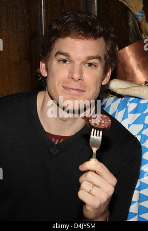 US actor Michael C. Hall poses with a piece of blood sausage in Munich, Germany, 9 March 2009. Hall stars in the US series ?Dexter? and is in Munich to promote the series? ?blood-dripping? second season which will kick off on German pay tv channel ?Premiere? on March 21st.  Photo: URSULA DUEREN Stock Photo