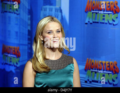 US actress Reese Witherspoon smiles as she arrives for the Germany premiere of her film ?Monsters vs. Aliens? in Berlin, Germany, 09 March 2009. The animated film Reese?s voice is starring is in German cinemas from 02 April on. Photo: Soeren Stache Stock Photo