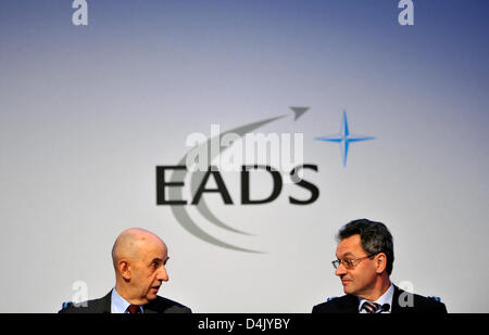 EADS CEO Louis Gallois (L) and CFO Hans Peter Ring (R) speak at the group?s balance press conference in Oberschleissheim near Munich, Germany, 10 March 2009. Aeronautics group EADS booked a higher profit in 2008 than expected. Net profit accumulated to just under 1.6 billion euro after a loss of 446 million euro the previous year. Photo: PETER KNEFFEL Stock Photo