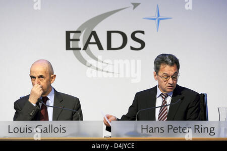 EADS CEO Louis Gallois (L) and CFO Hans Peter Ring (R) pictured at the group?s balance press conference in Oberschleissheim near Munich, Germany, 10 March 2009. Aeronautics group EADS booked a higher profit in 2008 than expected. Net profit accumulated to just under 1.6 billion euro after a loss of 446 million euro the previous year. Photo: PETER KNEFFEL Stock Photo