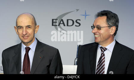 EADS CEO Louis Gallois (L) and CFO Hans Peter Ring (R) smile at the group?s balance press conference in Oberschleissheim near Munich, Germany, 10 March 2009. Aeronautics group EADS booked a higher profit in 2008 than expected. Net profit accumulated to just under 1.6 billion euro after a loss of 446 million euro the previous year. Photo: PETER KNEFFEL Stock Photo