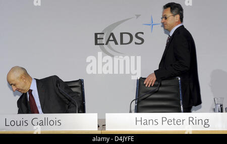 EADS CEO Louis Gallois (L) and CFO Hans Peter Ring (R) arrive at the group?s balance press conference in Oberschleissheim near Munich, Germany, 10 March 2009. Aeronautics group EADS booked a higher profit in 2008 than expected. Net profit accumulated to just under 1.6 billion euro after a loss of 446 million euro the previous year. Photo: PETER KNEFFEL Stock Photo