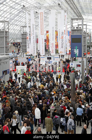 Crowds of people arrive at the opening of the Leipzig Book Fair 2009 in Leipzig, Germany, 12 March 2009. From 12 to 15 March, 2.135 exhibitors from 38 countries present novelties from the book market at the Leipzig Book Fair. Photo: JAN WOITAS Stock Photo