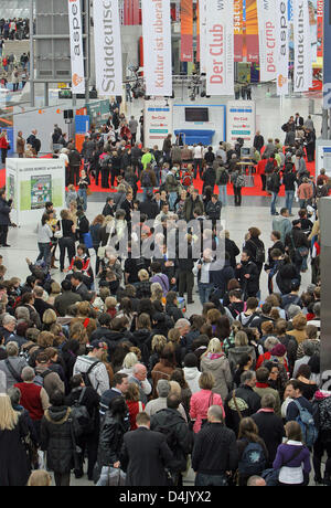 Crowds of people arrive at the opening of the Leipzig Book Fair 2009 in Leipzig, Germany, 12 March 2009. From 12 to 15 March, 2.135 exhibitors from 38 countries present novelties from the book market at the Leipzig Book Fair. Photo: JAN WOITAS Stock Photo