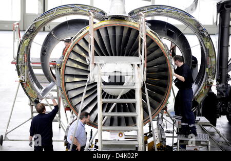 Employees of Lufthansa Technik AG maintain an engine of an airbus A300 in Hamburg, Germany, 10 March 2009. The subsidiary company of Lufthansa will present its balance during an annual press conference on 12 March 2009. Photo: Maurizio Gambarini Stock Photo