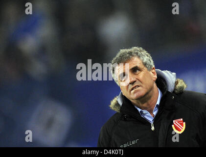 Cottbus? head coach Bojan Prasnikar seen on the sidelines during the Bundesliga match Hamburger SV vs FC Energie Cottbus at HSH Nordbankarena in Hamburg, Germany, 15 March 2009. Hamburg won 2-0. Photo: MARCUS BRANDT (ATTENTION: BLOCKING PERIOD! The DFL permits the further utilisation of the pictures in IPTV, mobile services and other new technologies only two hours after the end of Stock Photo