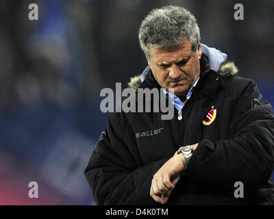 Cottbus? head coach Bojan Prasnikar looks at his watch during the Bundesliga match Hamburger SV vs FC Energie Cottbus at HSH Nordbankarena in Hamburg, Germany, 15 March 2009. Hamburg won 2-0. Photo: MARCUS BRANDT (ATTENTION: BLOCKING PERIOD! The DFL permits the further utilisation of the pictures in IPTV, mobile services and other new technologies only two hours after the end of th Stock Photo