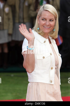 Princess Mette-Marit of Norway arrives at the welcome ceremony by the President of Mexico Felipe Calderon and his wife at the Official Residence of Los Pinos in Mexico City, Mexiko, 16 March 2009. Photo: Albert Nieboerr (NETHERLANDS OUT) Stock Photo