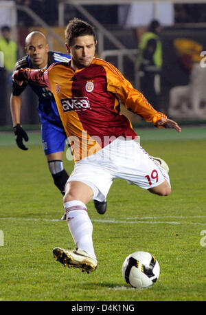 Istanbul?s Harry Kewell scores the goal to 1-0 for Galatasaray during the UEFA Cup second round second leg match Galatasaray Istanbul vs SV Hamburg at Ali-Sami-Yen stadium in Istanbul, Turkey, 19 March 2009. SV Hamburg defeated Galatasaray Istanbul 3-2. Photo: Maurizio Gambarini Stock Photo