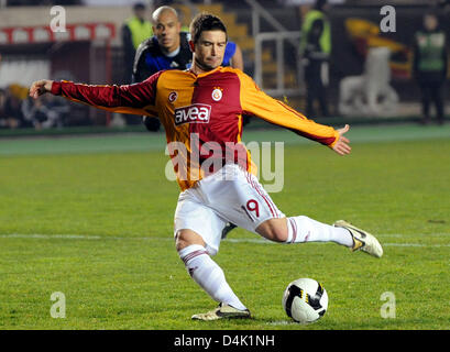 Istanbul?s Harry Kewell scores the goal to 1-0 for Galatasaray during the UEFA Cup second round second leg match Galatasaray Istanbul vs SV Hamburg at Ali-Sami-Yen stadium in Istanbul, Turkey, 19 March 2009. SV Hamburg defeated Galatasaray Istanbul 3-2. Photo: Maurizio Gambarini Stock Photo