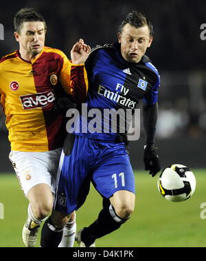 Hamburg?s Ivica Olic (R) and Istanbul?s Harry Kewell vie for the ball during the UEFA Cup second round second leg match Galatasaray Istanbul vs SV Hamburg at Ali-Sami-Yen stadium in Istanbul, Turkey, 19 March 2009. SV Hamburg defeated Galatasaray Istanbul 3-2. Photo: Maurizio Gambarini Stock Photo