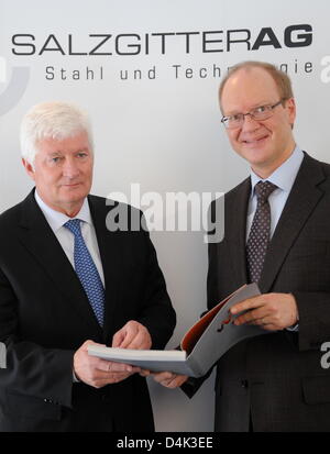 CEO Wolfgang Leese (L) and CFO Heinz Joerg Fuhrmann of Salzgitter AG stands at a balance press conference in Salzgitter, Germany, 27 March 2009. Salzgitter AG presented the balance for the preceding business year. Photo: JOCHEN LUEBKE Stock Photo