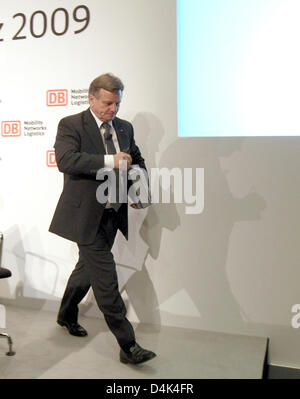 CEO of Deutsche Bahn AG, Hartmut Mehdorn, leaves after announcing his resignation during a balance press conference in Berlin, Germany, 30 March 2009. Photo: WOLFGANG KUMM Stock Photo
