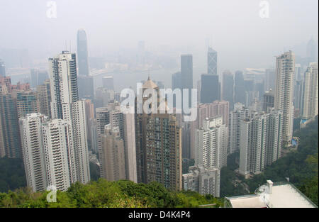 Hong Kong in the mist seen from Victoria Peak, Hong Kong, 24 October 2008. Photo: Frank Baumgart Stock Photo